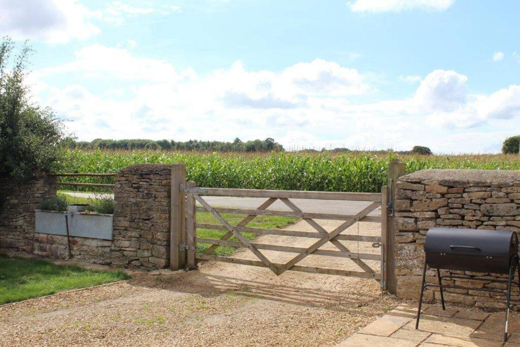 Secluded Romantic Cotswolds Barn - Sleeps 2 To 4 - Near Cirencester - Dog Friendly Villa Kemble Exterior foto